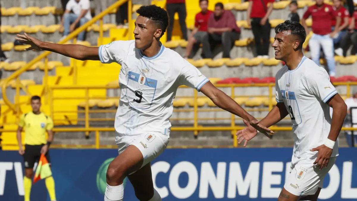 Álvaro Rodríguez (i) de Uruguay celebra un gol hoy, en un partido de la fase final del Campeonato Sudamericano Sub-20 entre las selecciones de Venezuela y Uruguay en el estadio de Techo en Bogotá.