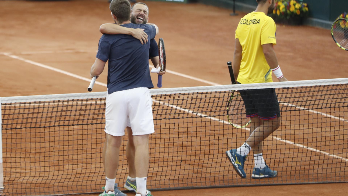 Daniel Evans (d) y Neal Skupski de Reino Unido celebran al ganar el partido ante Juan Sebastián Cabal y Robert Farah de Colombia, durante el juego de dobles de la fase de clasificación de la Copa Davis 2023 entre Colombia y Reino Unido, en el Pueblo Viejo Country Club de Cota (Cundinamarca).