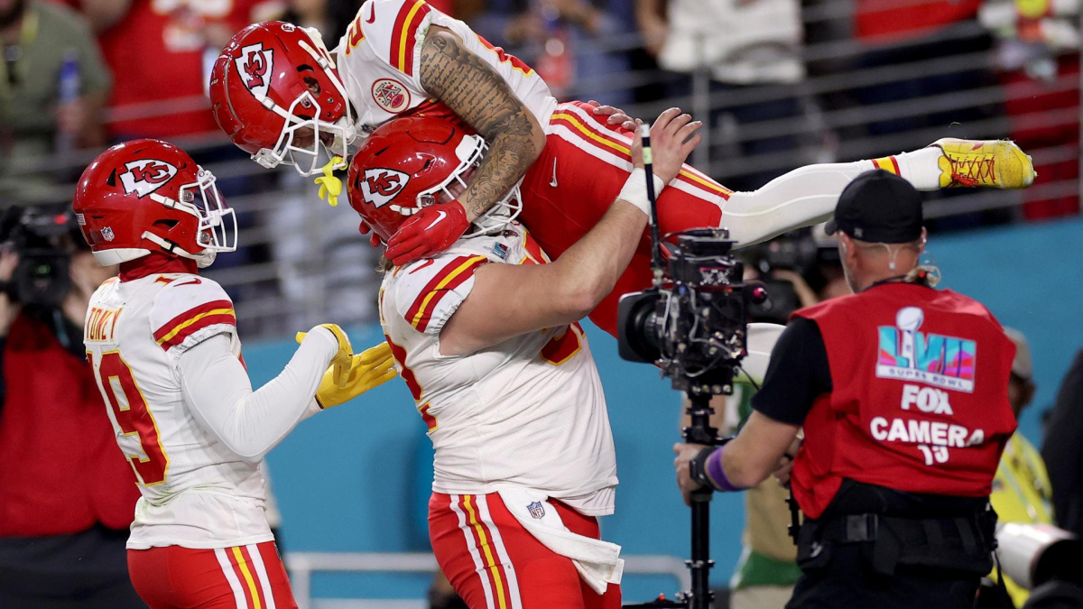El receptor abierto de los Kansas City Chiefs, Skyy Moore (arriba), celebra su touchdown con el centro de los Kansas City Chiefs, Creed Humphrey (der.), y el receptor abierto de los Chiefs, Kadarius Toney.