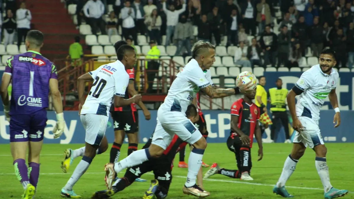 Jugadores del Once Caldas celebran su gol