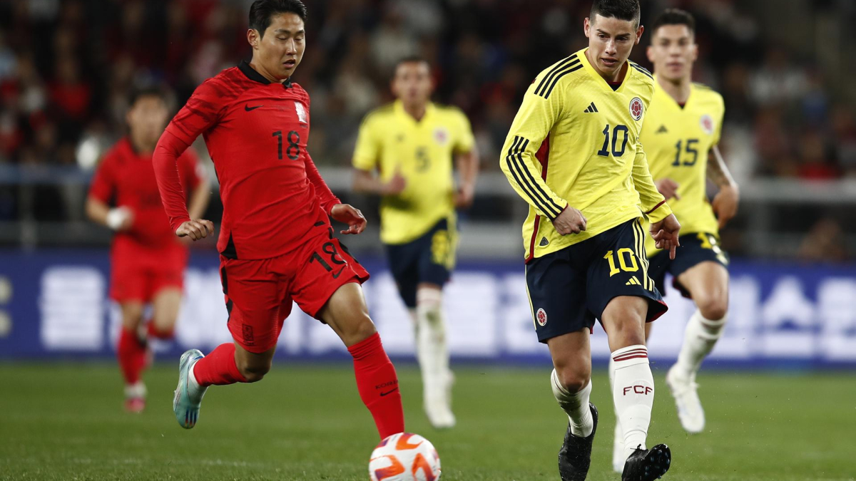 El coreano Kang-in Lee disputa un balón contra James Rodríguez, quien hoy retornó a la capitanía del seleccionado colombiano y marcó el primer tanto para los cafeteros.