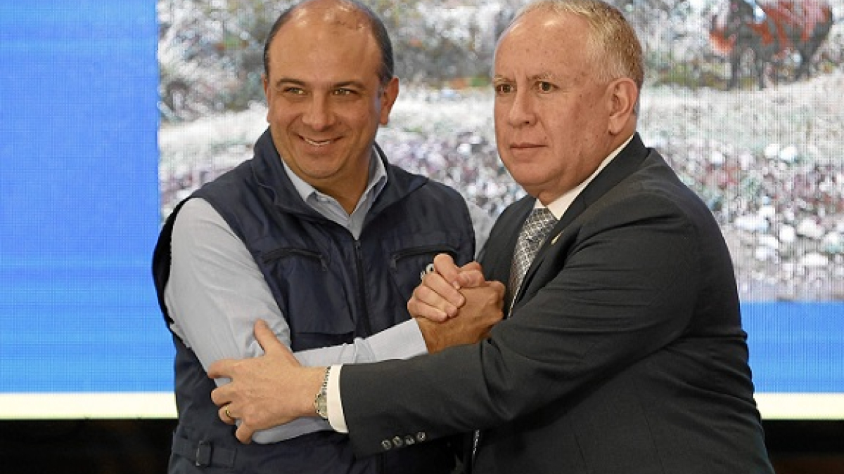 El defensor del Pueblo de Colombia, Carlos Camargo, saluda a su homólogo de Ecuador, César Marcel Córdova, con quien se reunió en Bogotá.