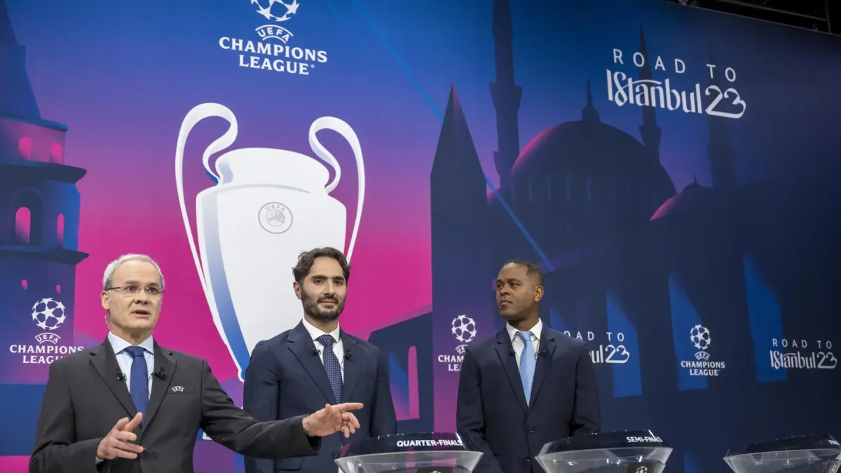 El secretario general adjunto de la UEFA, Giorgio Marchetti (izquierda), el exinternacional turco y embajador de la final de la UEFA Champions League en Estambul Hamit Altintop (c) y el exinternacional holandés y embajador de la final de la UEFA Champions League en Estambul Patrick Kluivert durante el sorteo de cuartos de final, semifinales y final, en la sede de la UEFA en Nyon, Suiza.