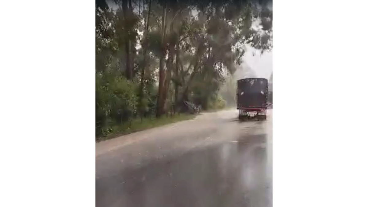 El agua de la quebrada inundó algunos tramos de la vía Manizales - Bogotá.