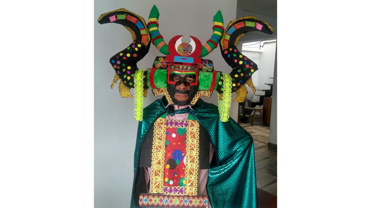 Cuadrillero listo para disfrutar de la alegría y el reencuentro con sus colegas , al pie del hermoso cerro Ingruma y al costado del imponente templo de La Candelaria. 