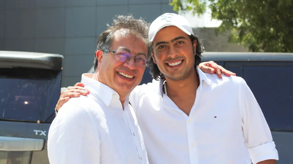 El presidente Gustavo Petro con su hijo mayor Nicolás Petro Burgos. 