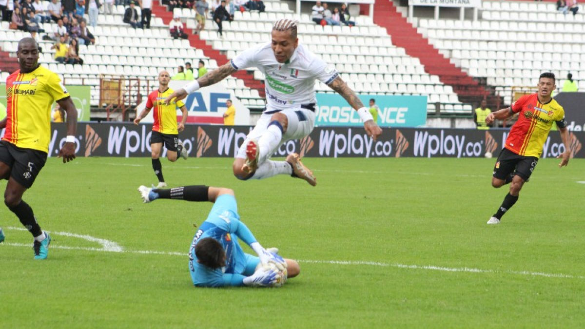 Dayro Moreno salta por encima de Aldaír Quintana en una de las acciones ofensivas del Once Caldas ante el Pereira en el clásico 216. 