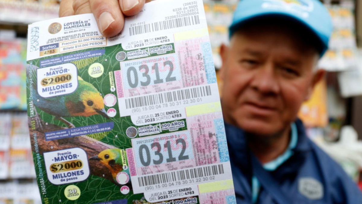 Vendedor de Lotería de Manizales mostrando los tiquetes para la venta.