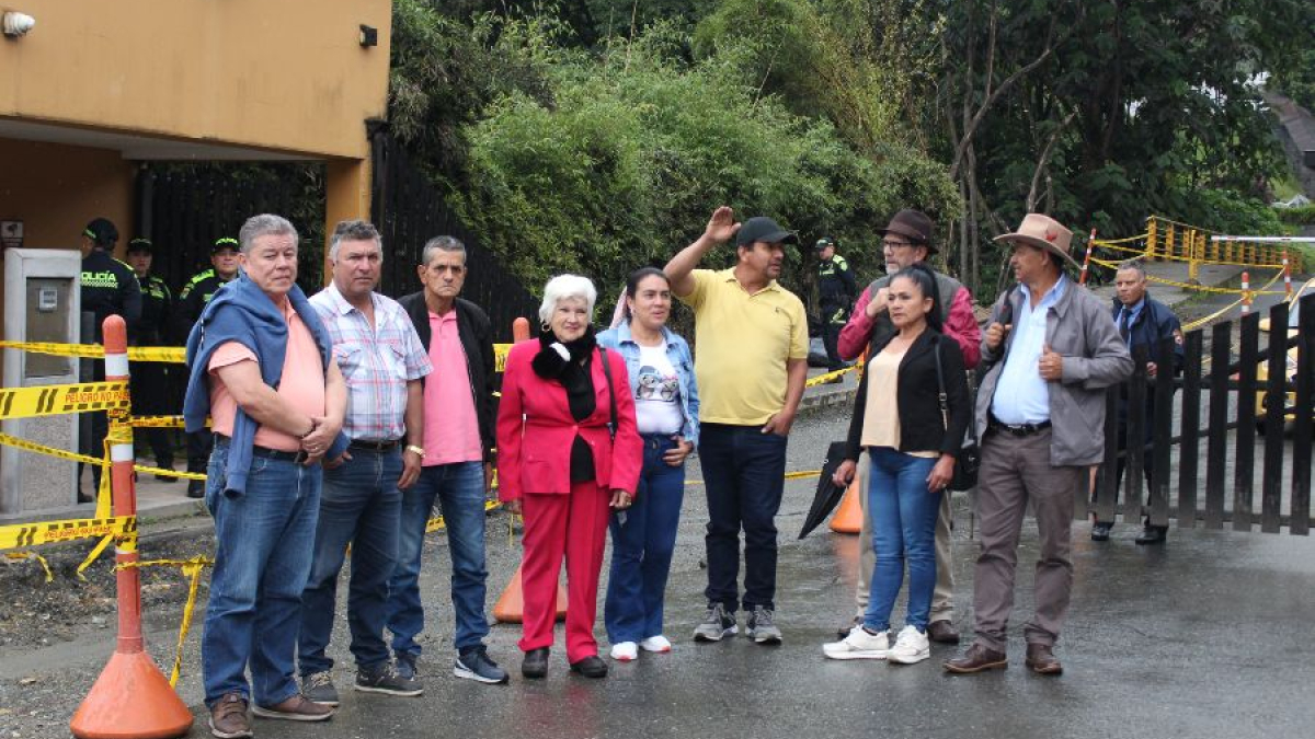 Cafeteros y el dirigente de Dignidad Agropecuaria, Óscar Gutiérrez, protestaron a la entrada del Recinto del Pensamiento.