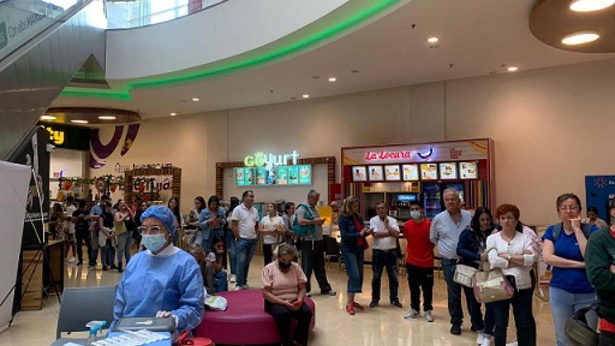 En jornada de vacunación contra la Influenza en el centro comercial Mall Plaza con apoyo de la Alcaldía de Manizales, solo había una enfermera vacunando.