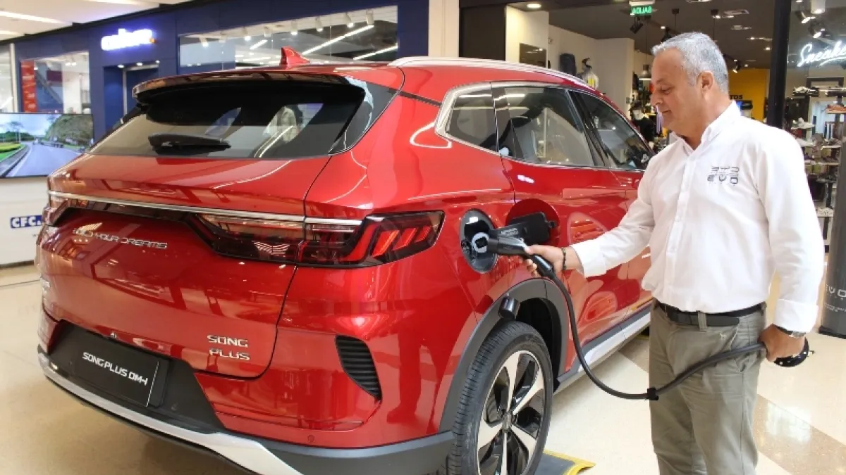 Esta es la camioneta BYD Song Plus DM-i. En la parte trasera derecha se conecta la manguera, que está incluida en la compra del carro, para recargar el motor eléctrico.