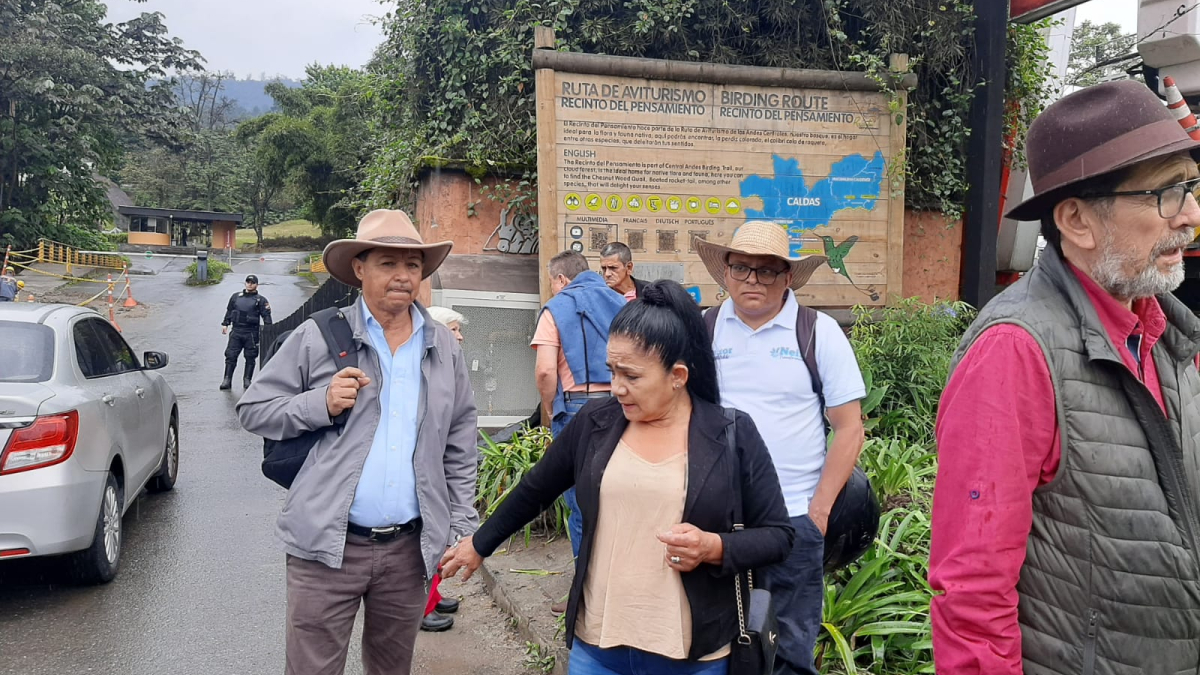 Los manifestantes se concentraron en la entrada del Recinto del Pensamiento.