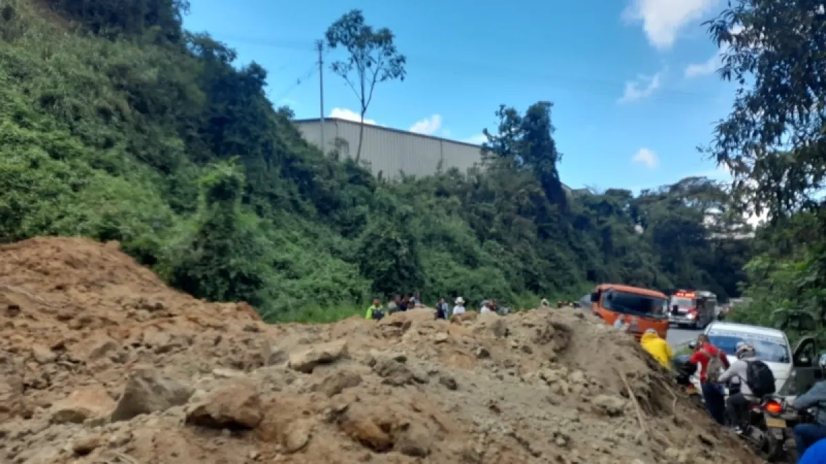 Este es el derrumbe que cerró la vía Manizales - Bogotá este domingo. 