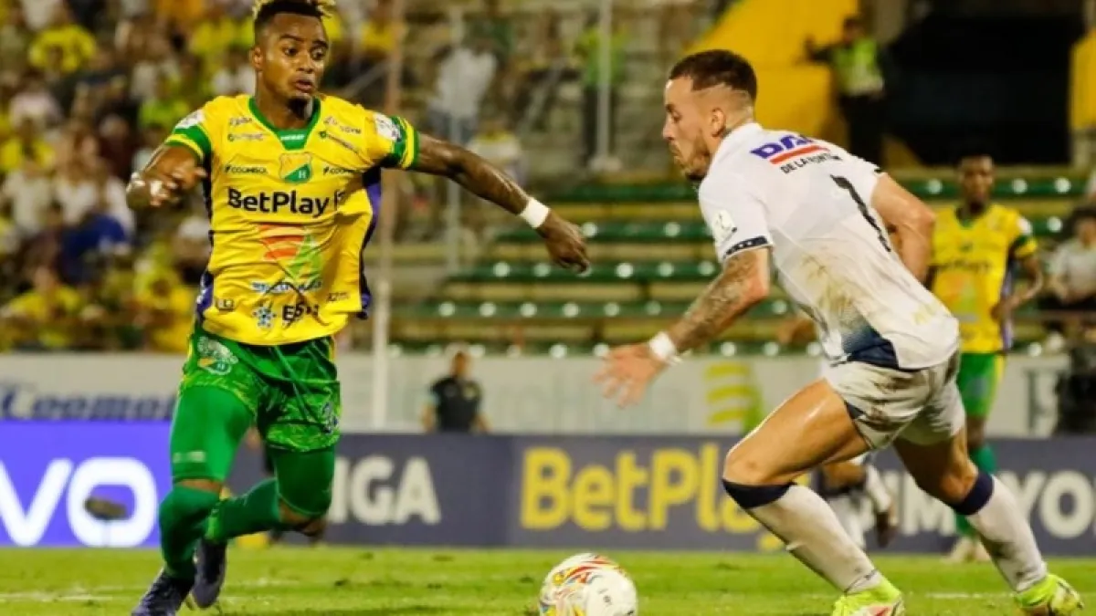 Santiago Jiménez empezó como lateral derecho y terminó jugando por la izquierda ante la expulsión de Jéider Riquett. 