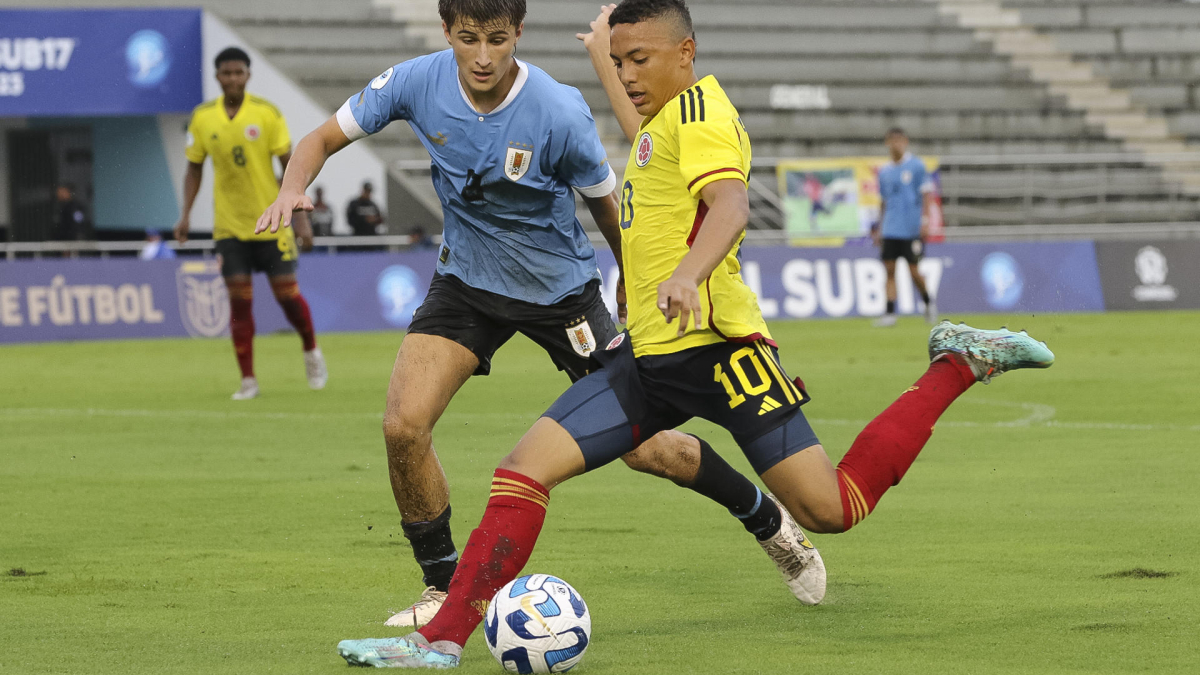El colombiano Jordan Barrera (derecha) disputa el balón con el charrúa Felipe Ferres.