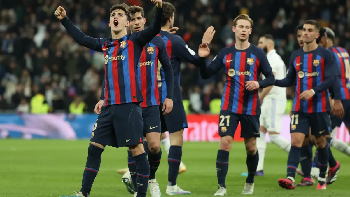 El centrocampista del FC Barcelona, Gavi, celebra la victoria del equipo blaugrana a la finalización del encuentro correspondiente a la ida de las semifinales de la Copa del Rey que disputaron este jueves frente al Real Madrid en el estadio Santiago Bernabéu, en Madrid.