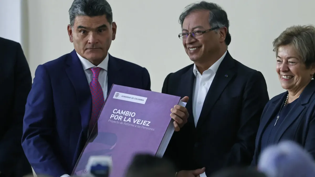 El presidente de Colombia, Gustavo Petro, y la ministra de Trabajo, Gloria Inés Ramírez, entregan hoy el proyecto de ley de reforma pensional al secretario general del Senado, Gregorio Eljach (i), en Bogotá.
