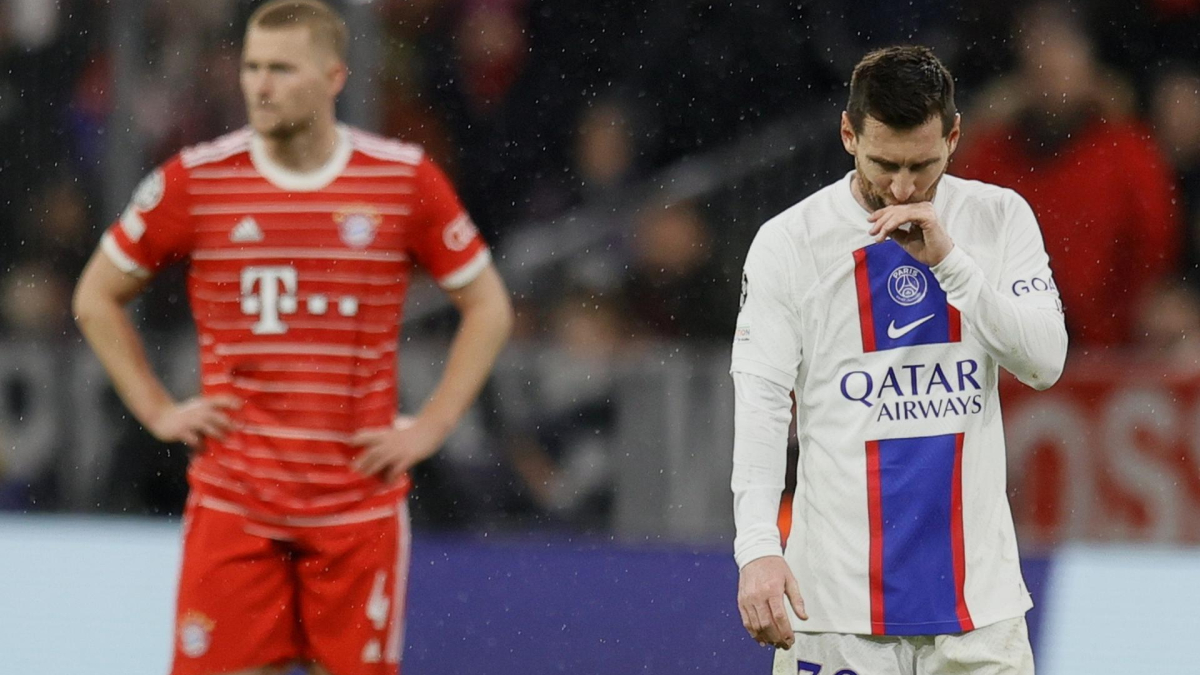 El astro argentino del Paris Saint-Germain, Lionel Messi, se lamenta por la eliminación de su equipo en octavos de final de la UEFA Champions League ante la presencia del neerlandés Matthijs de Ligt, defensa del Bayern Múnich.