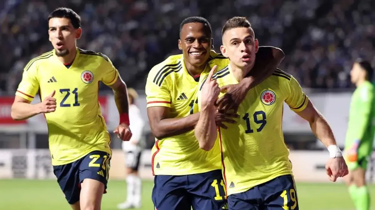 Rafael Santos Borré celebra su anotación.