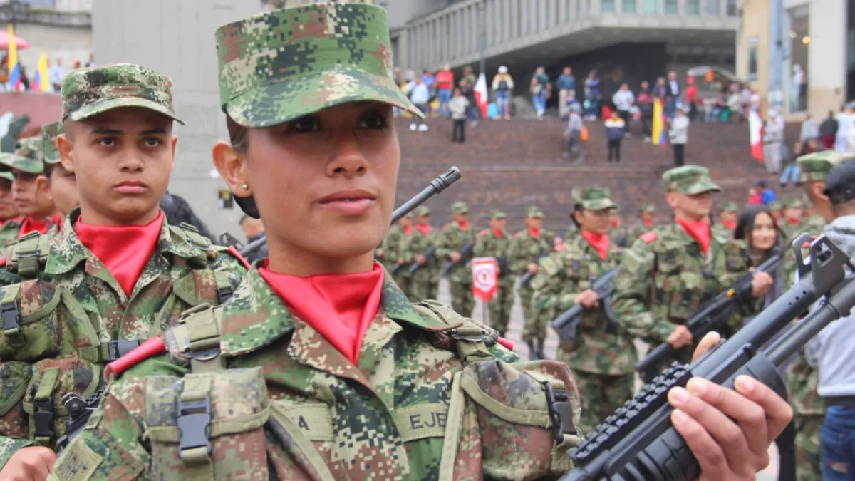Para fomentar la inclusión en la institución, después de 30 años, se da de nuevo la incorporación femenina en el Ejército Nacional. 