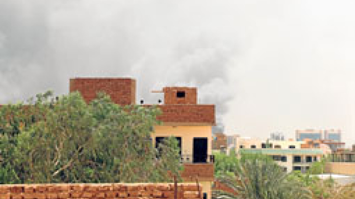 El humo se eleva por encima de los edificios en Jartum, Sudán. Se registraron disparos y explosiones, después de estallar una lucha de poder entre el ejército liderado por el general en jefe Abdel Fattah al-Burhan y los paramilitares de las Fuerzas de Apoyo Rápido, dirigidas por el general Mohamed Hamdan Dagalo.