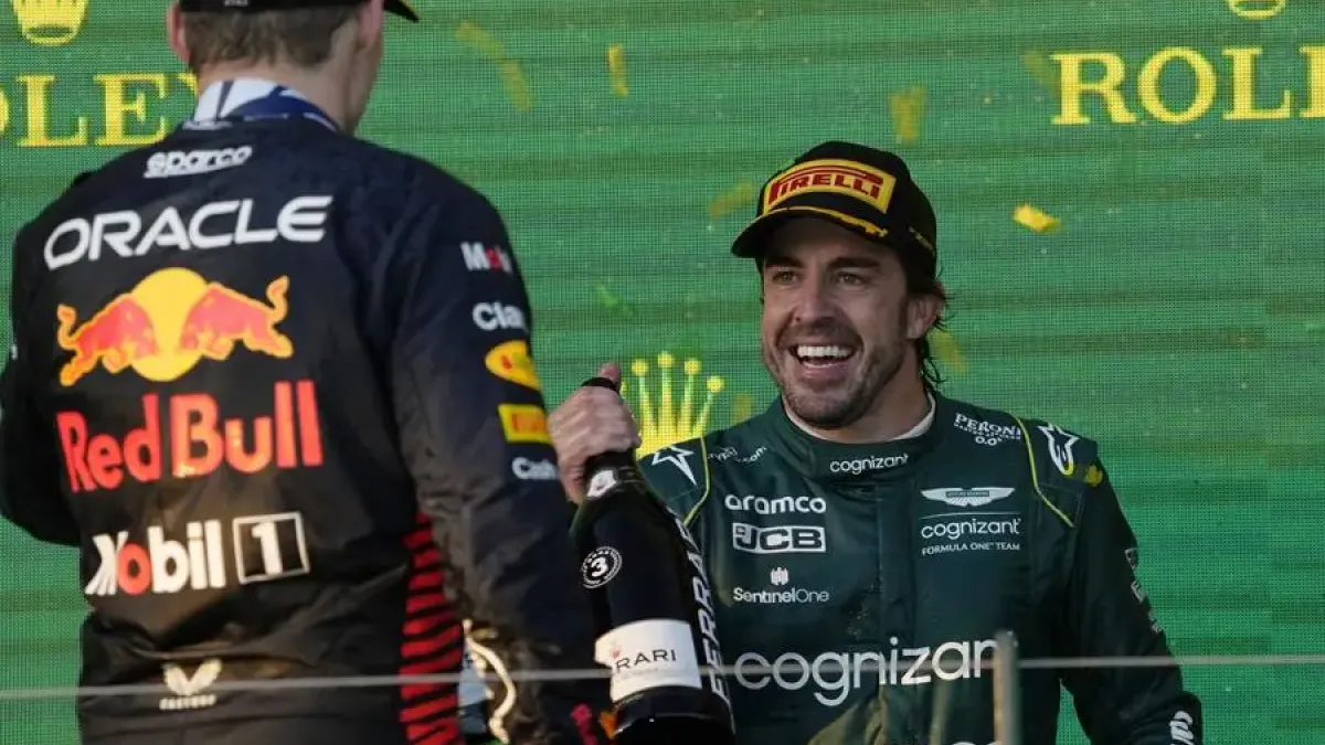  Fernando Alonso (D) celebra el podio con Max Verstappen, ganador de la carrera.