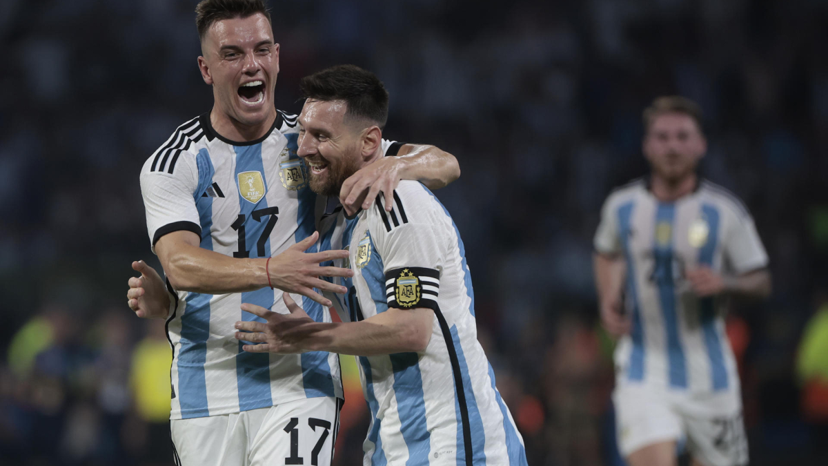 Lionel Messi de Argentina celebra un gol en un partido amistoso entre las selecciones de Argentina y Curazao en el estadio Único Madre de Ciudades en Santiago del Estero (Argentina).