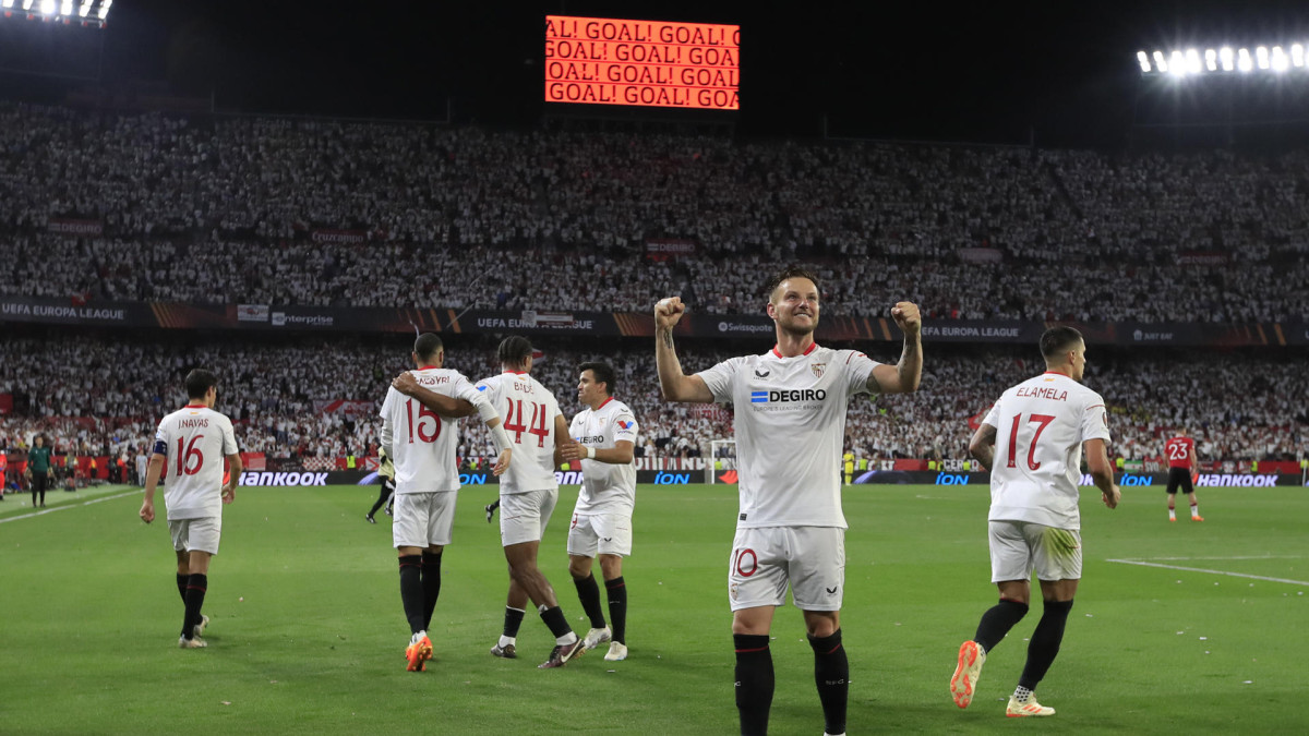 Ivan Rakitic, centrocampista croata del Sevilla (segundo a la derecha), celebra el segundo gol de su equipo esta tarde contra el Manchester United, ante un estadio Ramón Sánchez-Pizjuán abarrotado de hinchas. En semifinales, el conjunto andaluz se verá las caras con la Juventus.