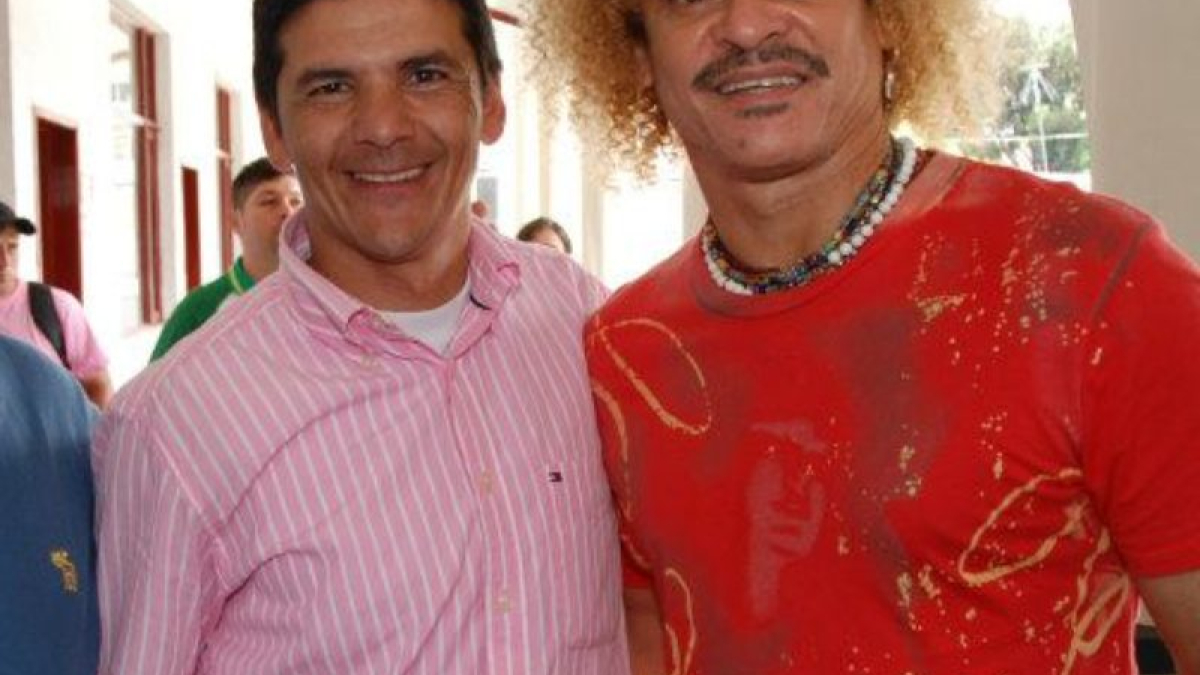 Carlos 'el Pibe' Valderrama (derecha) junto al director del torneo, Luis Fernando Marín.
