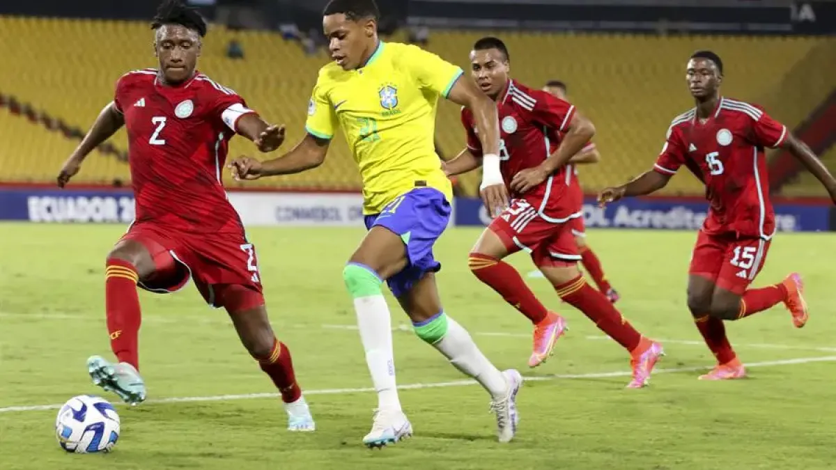 Matheus (c) de Brasil disputa el balón con Elver Arizala de Colombia, durante un partido del Campeonato Sudamericano sub-17.