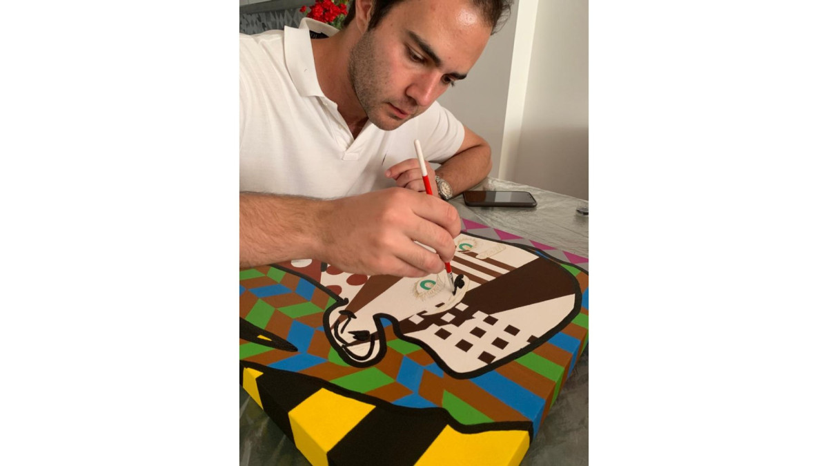 Bruno Ángel pintando su obra Mestiza, que está expuesta en Tokio, Japón. 