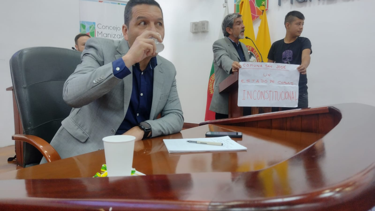El gerente de la ERUM, Carlos Montes (izquierda), en el Concejo. Al fondo habla Germán Vallejo, un líder de la comuna San José.