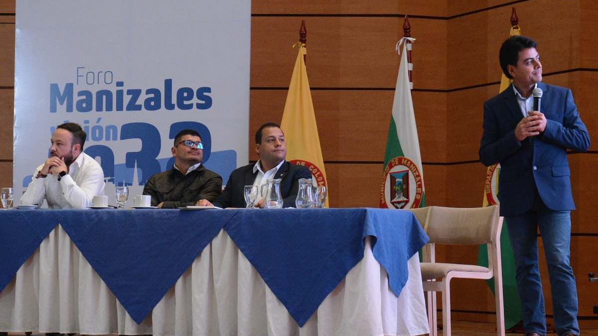 P1  Foto | Freddy Arango | LA PATRIA  En la foto: Juan Marín, concejal del Partido de la U; César Díaz, concejal del Partido Liberal; Simón Ramírez, concejal del Partido Conservador; y Javier García, arquitecto y planificador urbano de la Universidad de Antioquia. Concejales en el foro Manizales Visión 2032. 