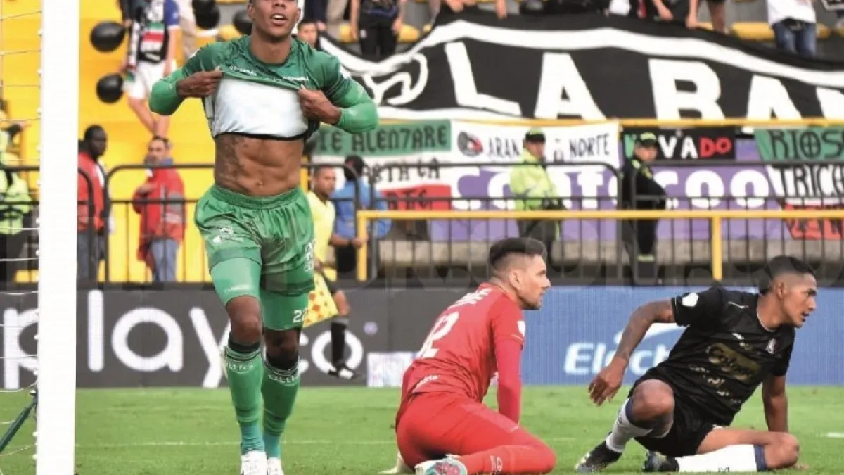 Gerardo Ortiz y Jorge Cardona, vencidos, ayer en el estadio de Techo, de Bogotá. El Once Caldas perdió 4-1 con La Equidad y es penúltimo en la tabla.