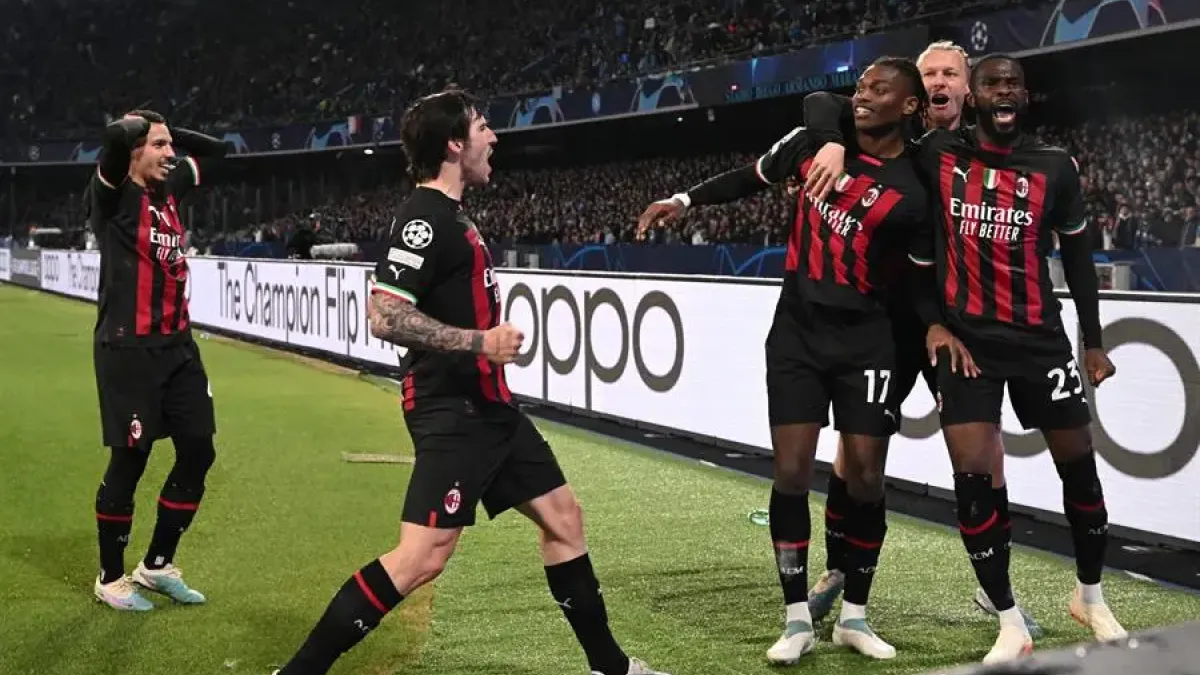 Jugadores del Milan celebran el gol anotado por Olivier Giroud.