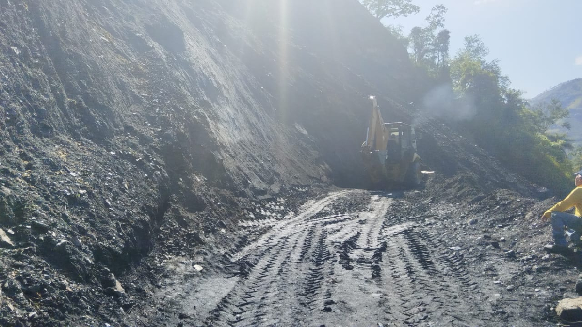   Foto | Cortesía Gobernación de Caldas | LA PATRIA  Atención del derrumbe en el sector de Río Pozo. 