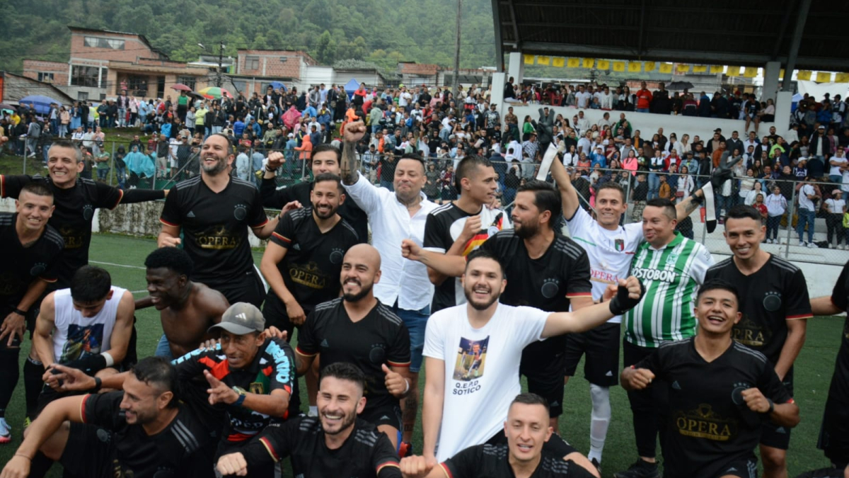 Con euforia celebraron los jugadores de Ópera Eventos La Ponceña su título conseguido ante cientos de aficionados en Aranjuez.