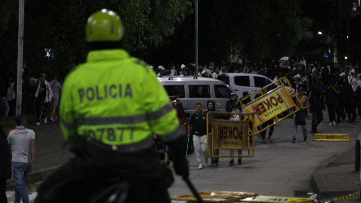 Afuera del estadio hubo enfrentamientos entre la Fuerza Pública y los aficionados, que causaron varios estragos.