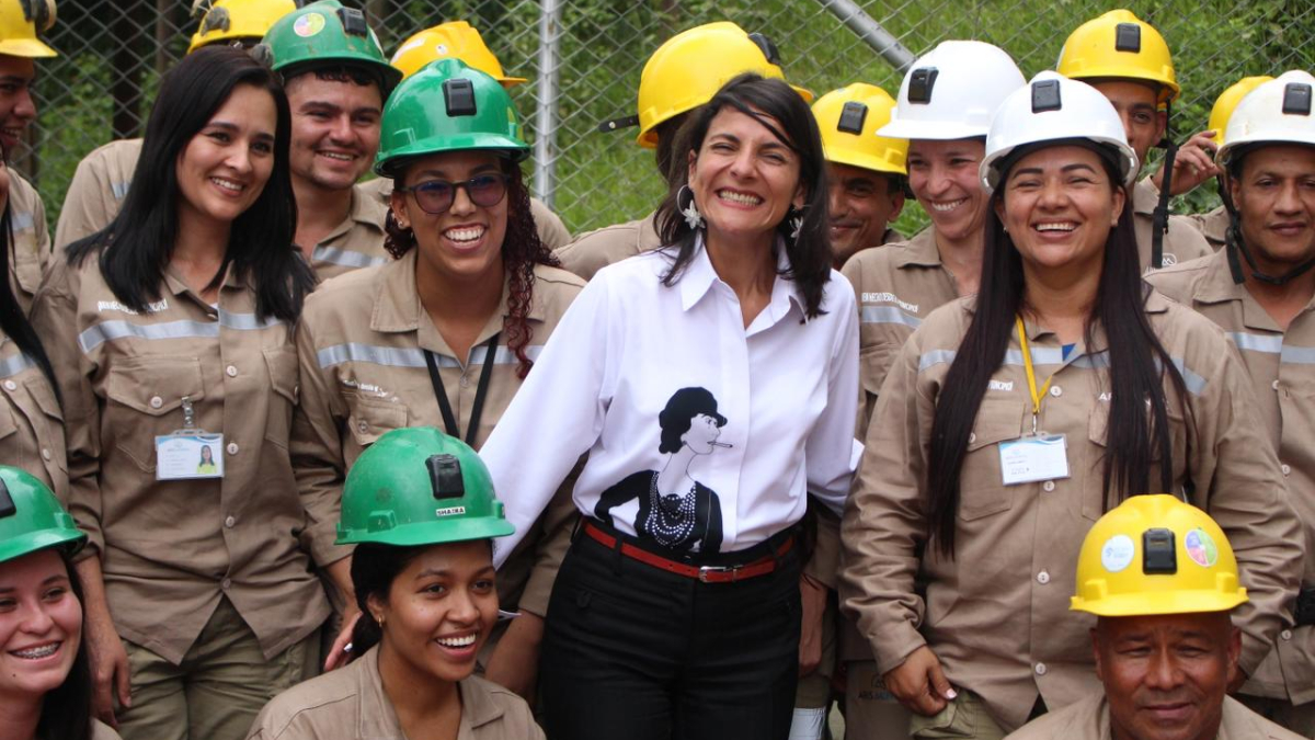 El evento protocolario contó con la presencia de la ministra de Minas y Energía, Irene Vélez. El acuerdo busca formalizar a cerca de 350 mineros, luego de 5 meses de diálogos en los que también participó el Gobierno nacional.
