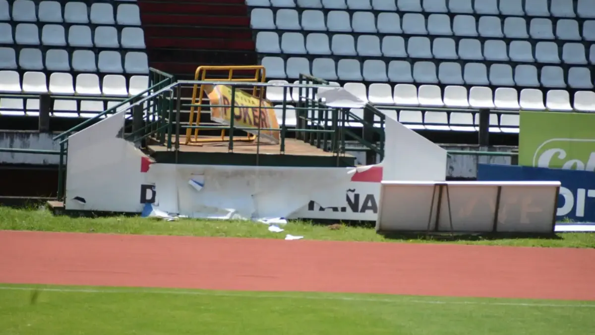 Esta es una valla que los aficionados del Once Caldas dañaron anoche cuando ingresaron a la grama del estadio Palogrande. 