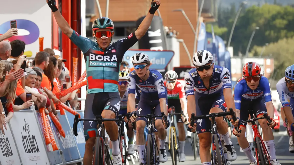 El ciclista colombiano del equipo Bora Sergio Higuita (i) cruza la línea de meta como vencedor de la quinta etapa de la Vuelta ciclista al País Vasco, de 164,5 km que se ha celebrado este viernes con salida y llegada en la localidad vizcaína de Amorebieta.