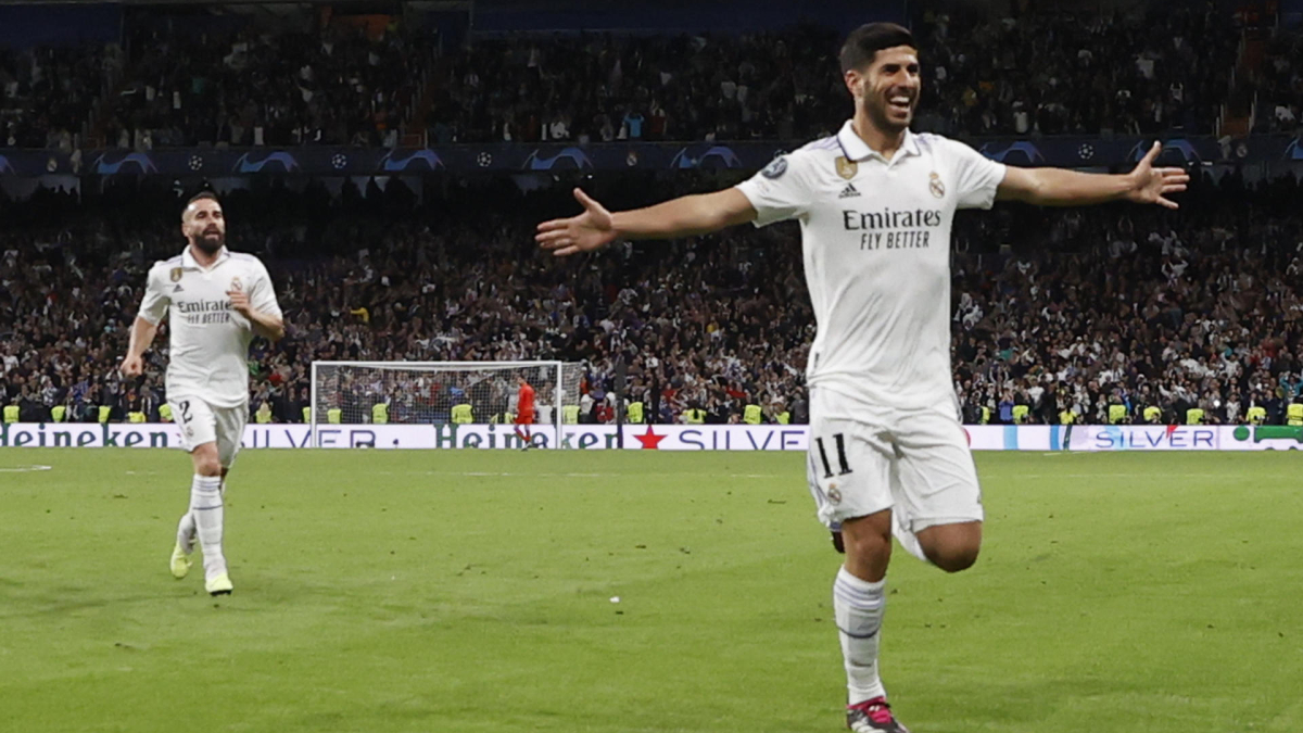 El delantero del Real Madrid Marco Asensio (d) celebra tras marcar el segundo gol ante el Chelsea, durante el partido de ida de cuartos de final de Liga de Campeones que Real Madrid y Chelsea FC disputan este miércoles en el estadio Santiago Bernabéu.