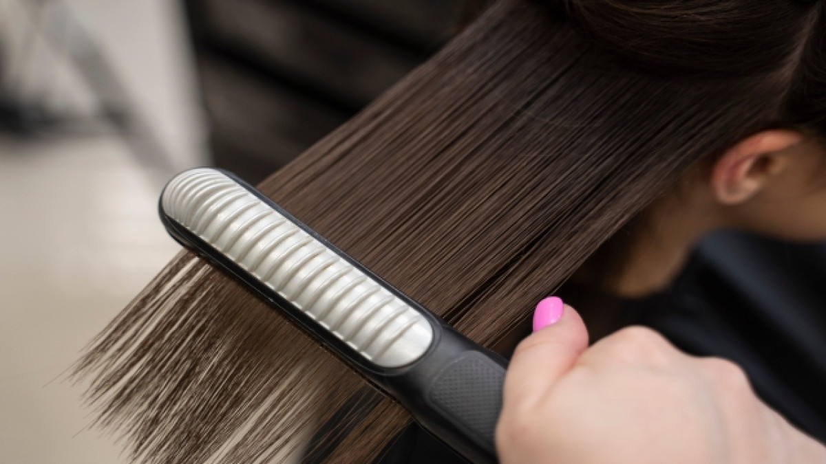 Cabello de mujer recibiendo tratamiento de keratina
