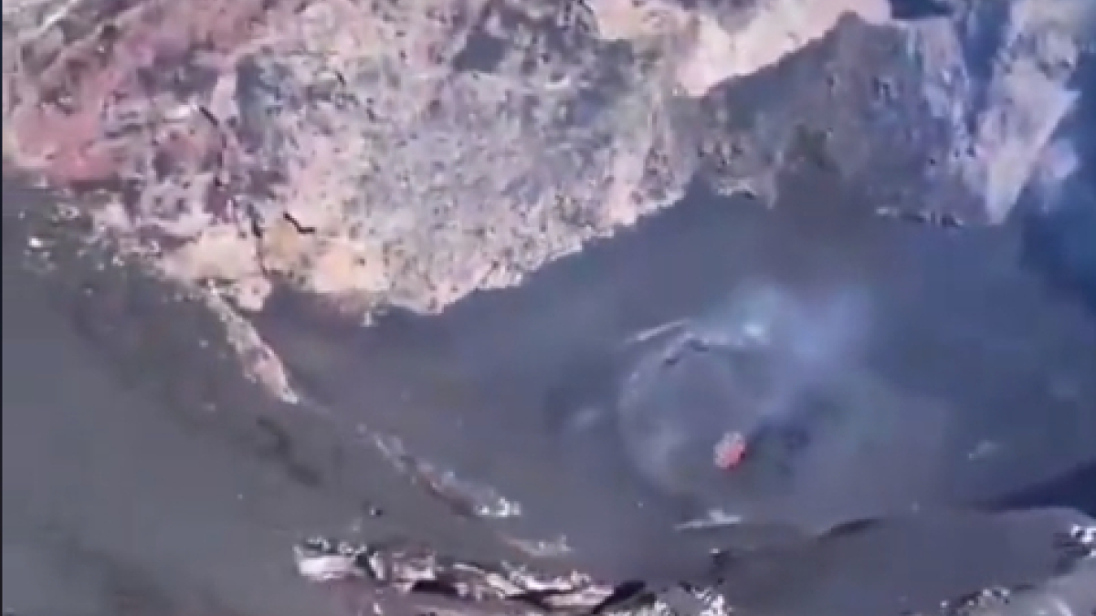 Captura de video del volcán Villarrica en Chile, del que se publicó en redes sociales como supuestamente el Nevado del Ruiz. 