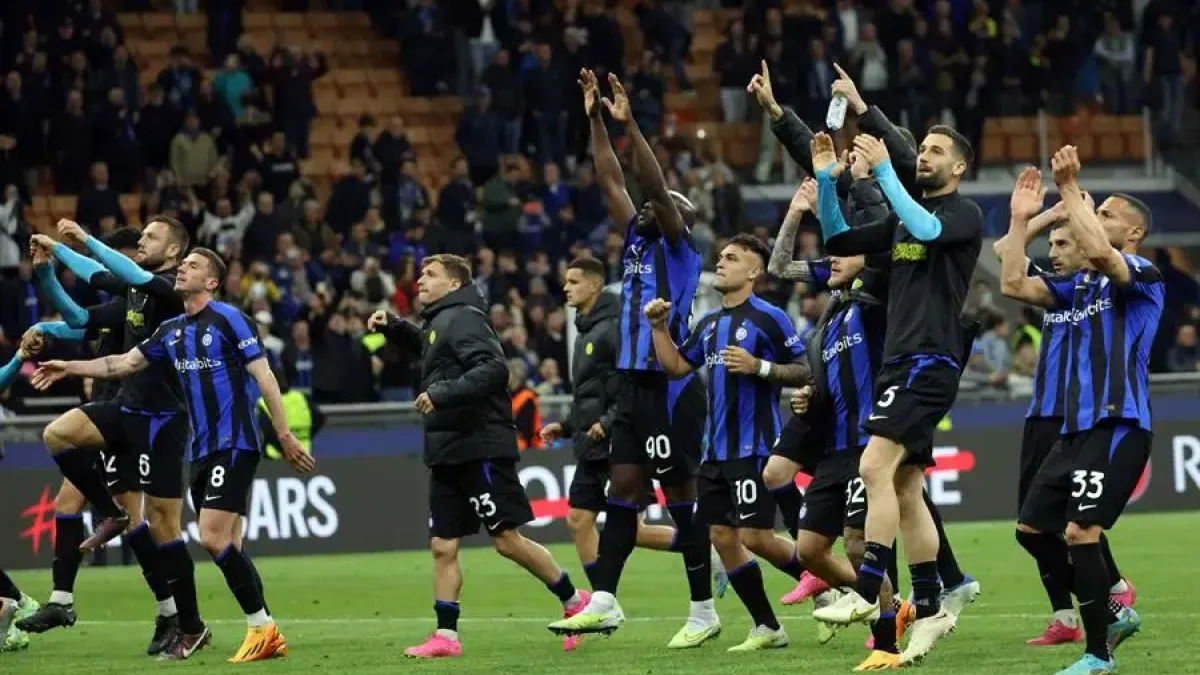Jugadores de Inter celebran su clasificación a la semifinal de la Liga de Campeones. 