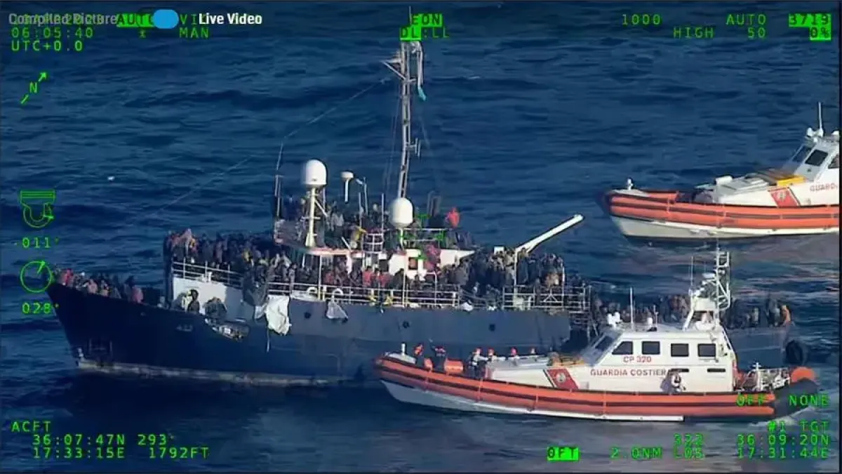 Imagen de la guardia costera de Italia del 10 de abril de la llegada de migrantes cerca de la Sicilia y Calabria. 