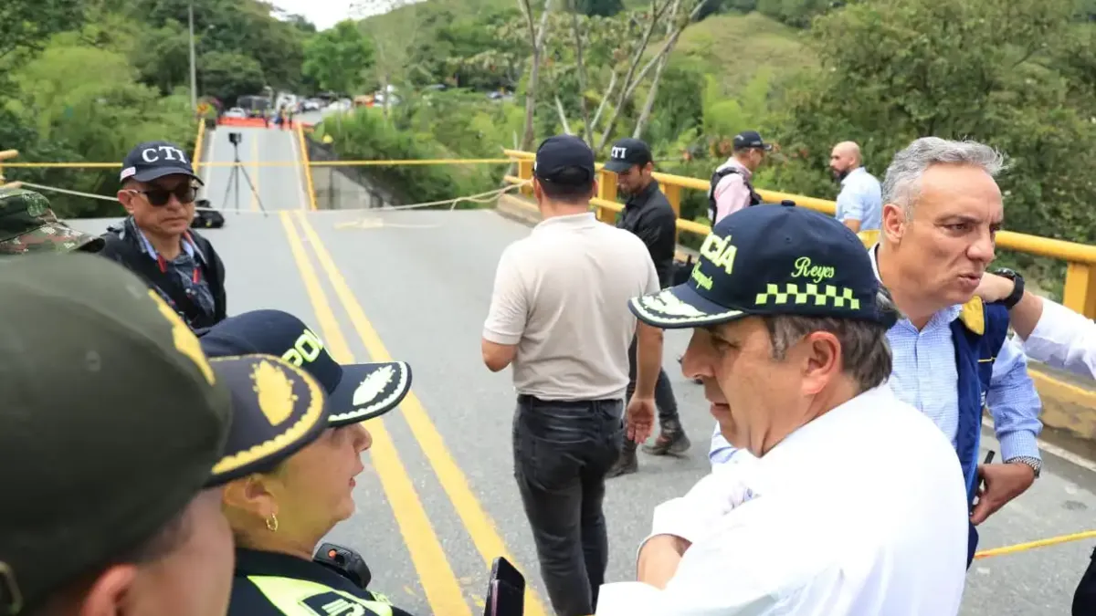 Ministro de Transporte, Guillermo Reyes, en el puente El Alambrado, que atraviesa el río La Vieja.