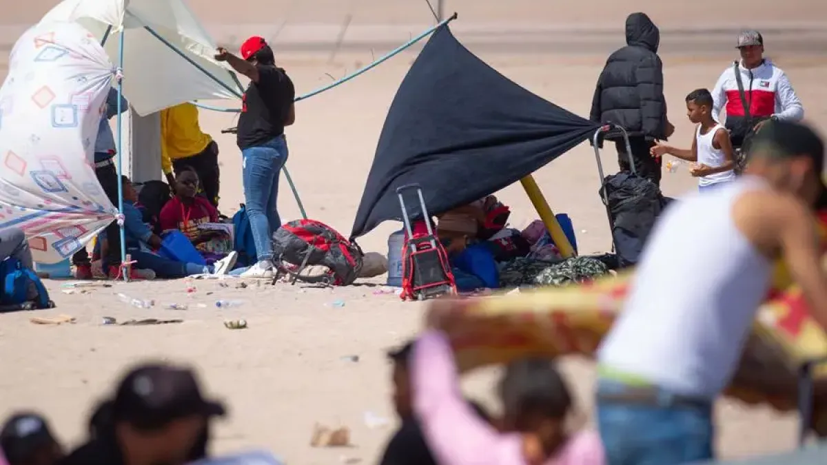 Cientos de migrantes venezolanos, colombianos y haitianos se encuentran varados en la zona fronteriza de Perú y Chile hoy, en la ciudad de Arica (Chile).
