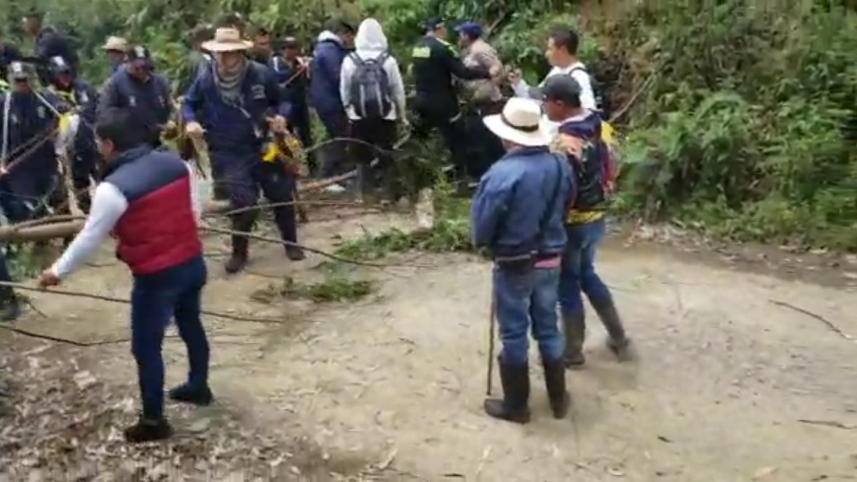 Desde la mañana de este viernes, la comunidad del Resguardo de Nuestra Señora Candelaria de La Montaña impiden el paso de la Corporación para el Desarrollo Ambiental Colombiano (Cordeam) a su territorio.