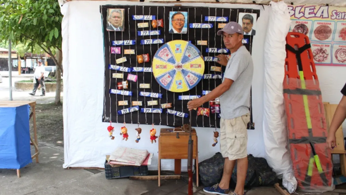El tiro al blanco forma parte de la feria de juegos recreativos, que llegó a La Dorada con su propietario, Héctor Hernán Sabala. 